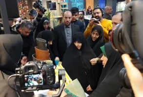 بازدید خانم دکتر علم الهدی همسر ریاست جمهوری و دبیر اولین کنگره زنان تاثیر گذار از غرفه نوین کامپوزیت