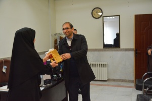 اهدای گل به بانوان دانشگاه صنعتی قوچان + گزارش تصویری