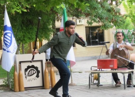 اجرای ویژه برنامه خیابانی پاسداشت زبان و ادبیات فارسی در محوطه باغ ملی قوچان