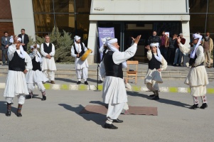 اجرای خیابانی منتخب شانزدهمین جشنواره استانی تئاتر بسیج در محوطه دانشگاه صنعتی قوچان
