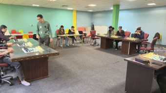 سیمولتانه شطرنج در المپیاد ورزشی درون دانشگاهی؛ دیدار دانشجویان با قهرمان منطقه ۹ کشور