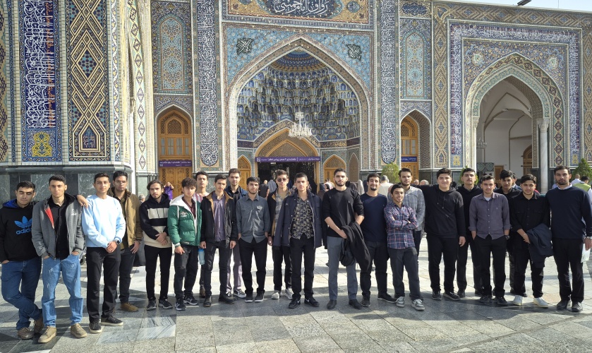 آغاز راه دانش با میثاق رضوی؛ دانشجویان نوورود پسر دانشگاه صنعتی قوچان در حرم رضوی تجدید عهد کردند