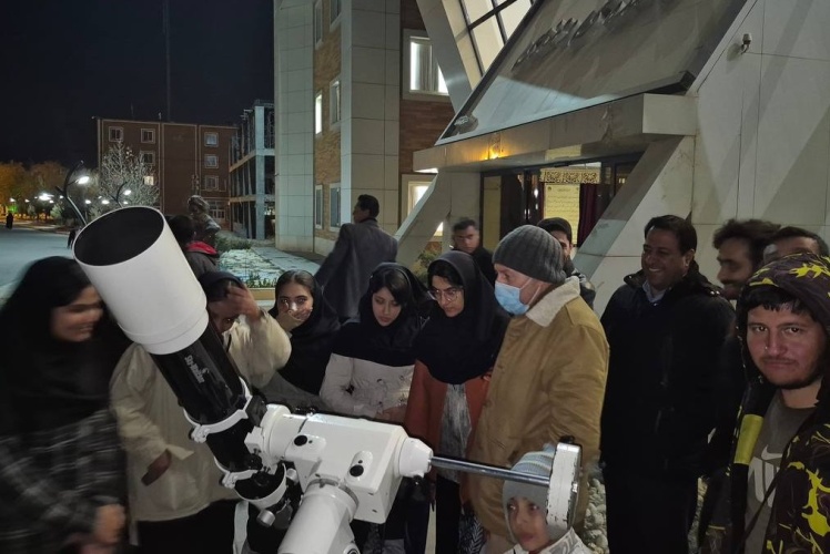 زیر نور ماه و زحل؛ تجربه‌ای نزدیک از آسمان شب برای دانشجویان