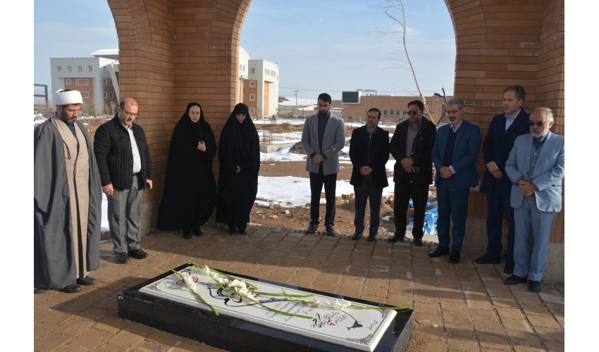 غبارروبی مزار شهید گمنام دانشگاه صنعتی قوچان و تجدید میثاق با آرمان‌های انقلاب اسلامی