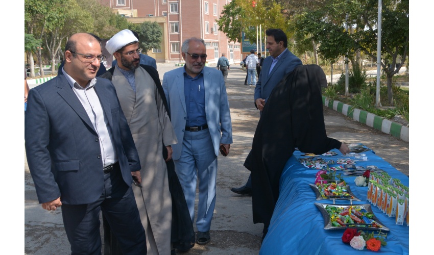 بازدید رئیس دانشگاه صنعتی قوچان از روند استقبال دانشجویان در نخستین روز بازگشایی حضوری دانشگاه